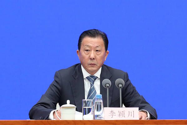 王继才生前是江苏省灌云县开山岛民兵哨所所长，与妻子王仕花以海岛为家，与孤独相伴，把美好的青春年华奉献给了祖国海防事业